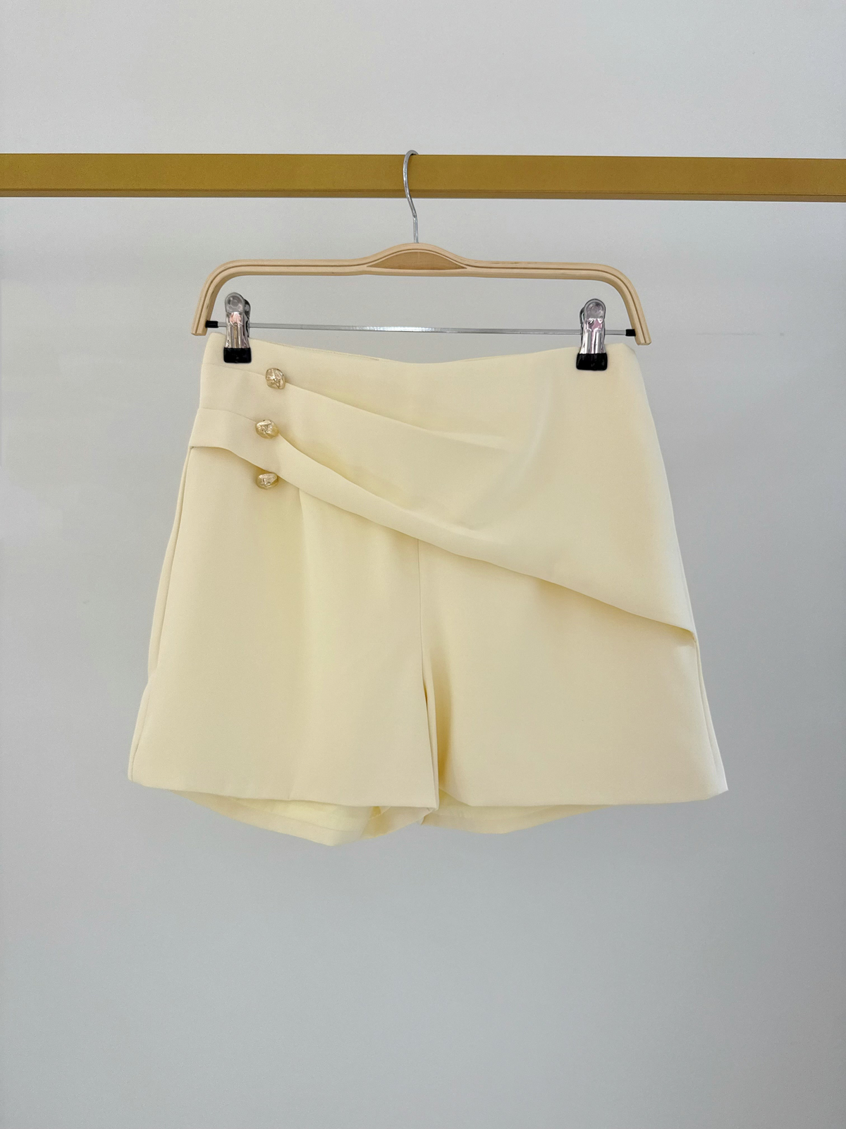 Short taille haute jaune BROCK en polyester avec détails de boutons dorés décoratifs sur le côté