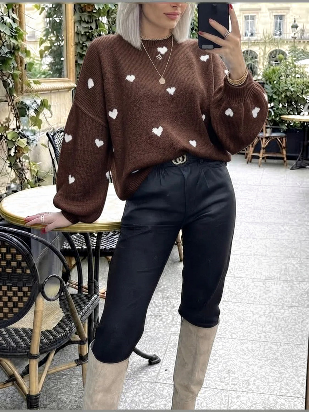 Pull BROCK ESTEES BROWN en maille douce avec motif cœur central, coupe confortable taille unique.