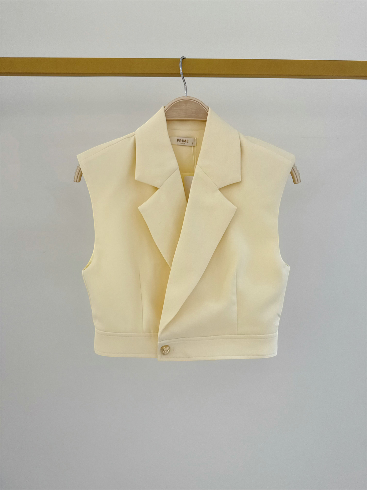 Gilet sans manches BROCK FRIME jaune pâle en polyester avec col tailleur et bouton unique sur cintre