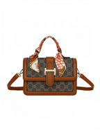 Sac à main BROCK GALLANTRY marron à motif monogramme avec foulard décoratif, fermeture zippée et bandoulière réglable.