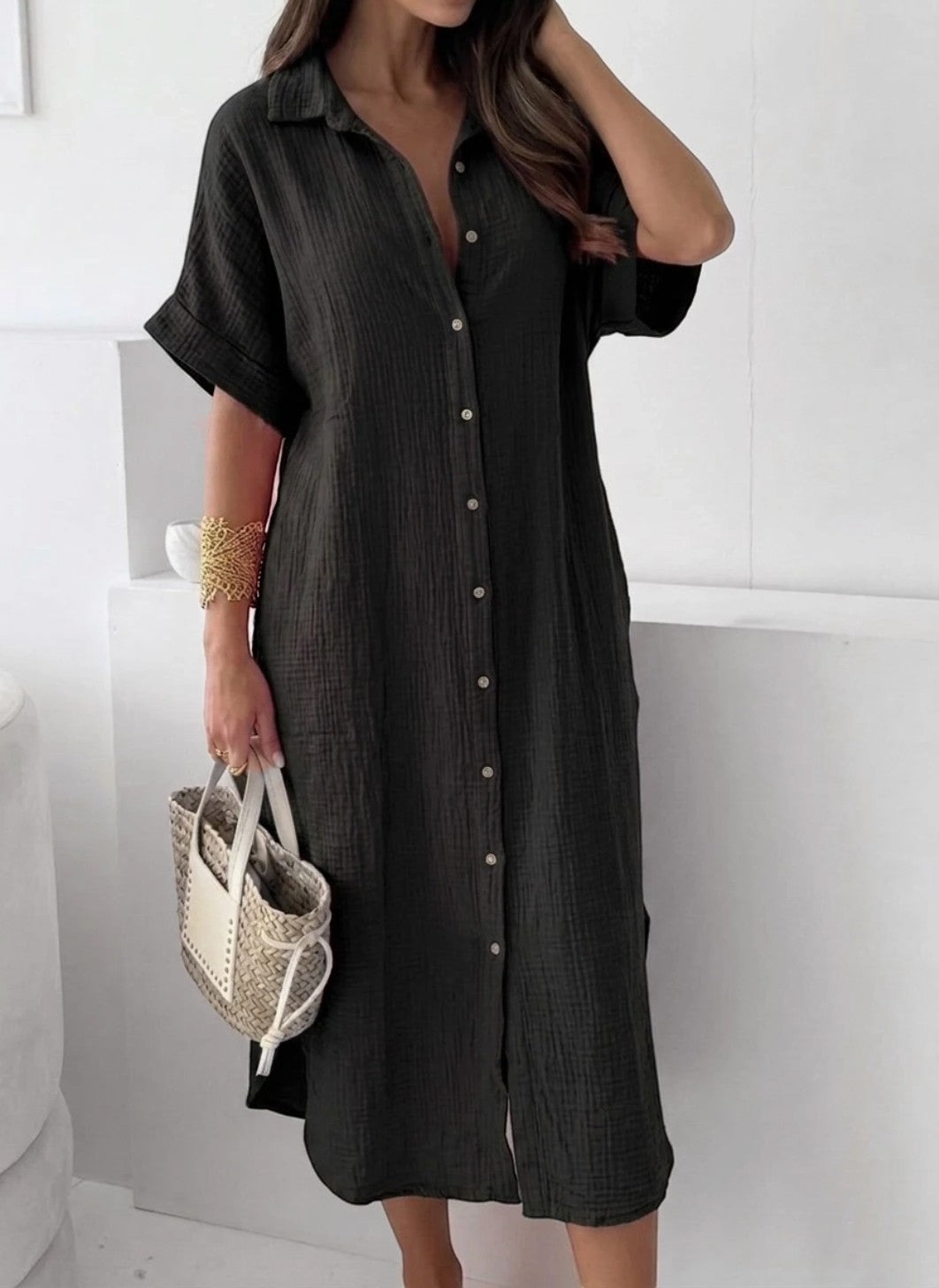 Robe longue en gaze de coton ESTEE BROWN

Une robe chemise longue en gaze de coton légère et aérée, à la coupe large et confortable avec deux poches latérales. Disponible en plusieurs coloris. Fabriquée en Italie.