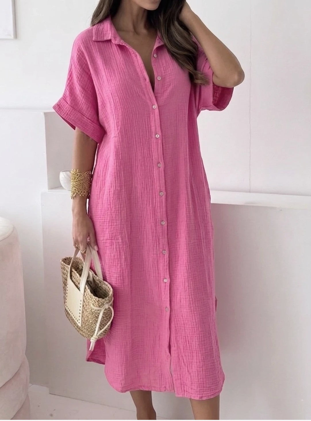 Robe longue en gaze de coton ESTEE BROWN

Une robe chemise longue en gaze de coton légère et aérée, à la coupe large et confortable avec deux poches latérales. Disponible en plusieurs coloris. Fabriquée en Italie.