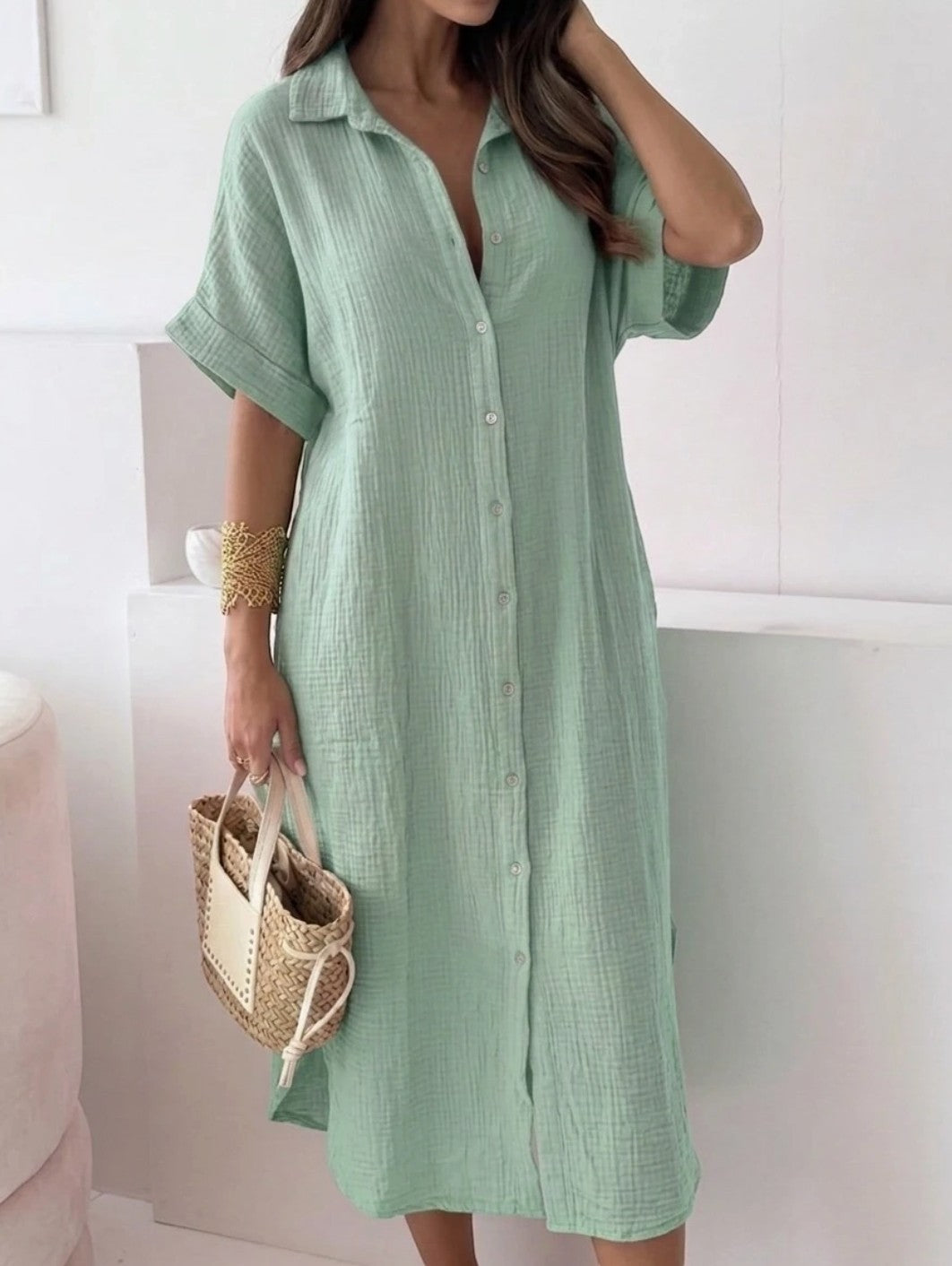 Robe longue en gaze de coton ESTEE BROWN

Une robe chemise longue en gaze de coton légère et aérée, à la coupe large et confortable avec deux poches latérales. Disponible en plusieurs coloris. Fabriquée en Italie.