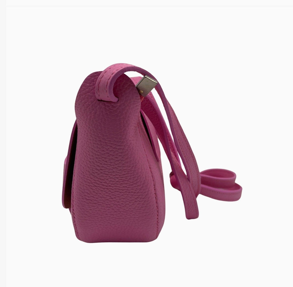 Sac Bandoulière Cuir Grainé Margot LOUISA LEE

Le sac Margot de LOUISA LEE incarne l'élégance italienne dans sa plus belle expression. Confectionné en cuir de vachette grainé avec une doublure textile soignée, il accompagne aussi bien vos journées que vos soirées avec une sophistication intemporelle.
