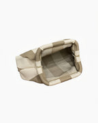 Pochette Rayures Simon LOUISA LEE

La pochette Simon de LOUISA LEE, virale sur les réseaux sociaux, allie rayures graphiques et fermeture magnétique invisible pour un accessoire aussi élégant que pratique. Portée en pochette de soirée ou en organisateur de sac, elle s'adapte à toutes vos envies.