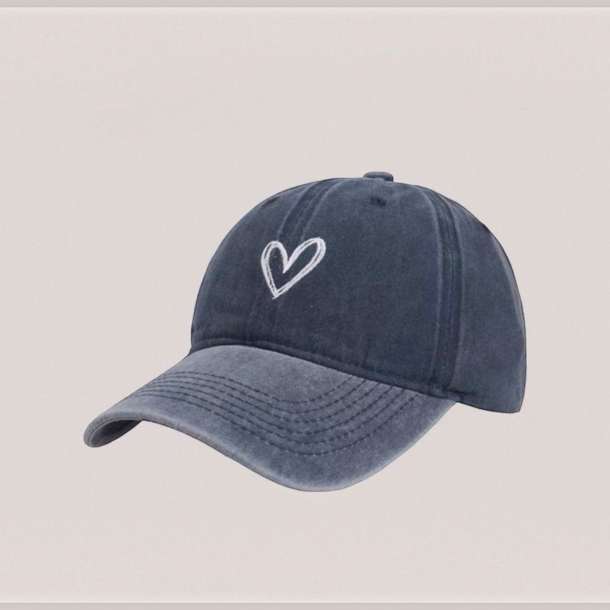 Casquette Effet Jeans Délavé Motif Cœur LINETA

Une casquette au caractère affirmé, inspirée de l'esthétique denim. Son tissu 100% coton délavé lui confère un aspect vintage légèrement usé, idéal pour sublimer un look urbain ou streetwear au quotidien. Le motif cœur apporte une touche de personnalité douce et