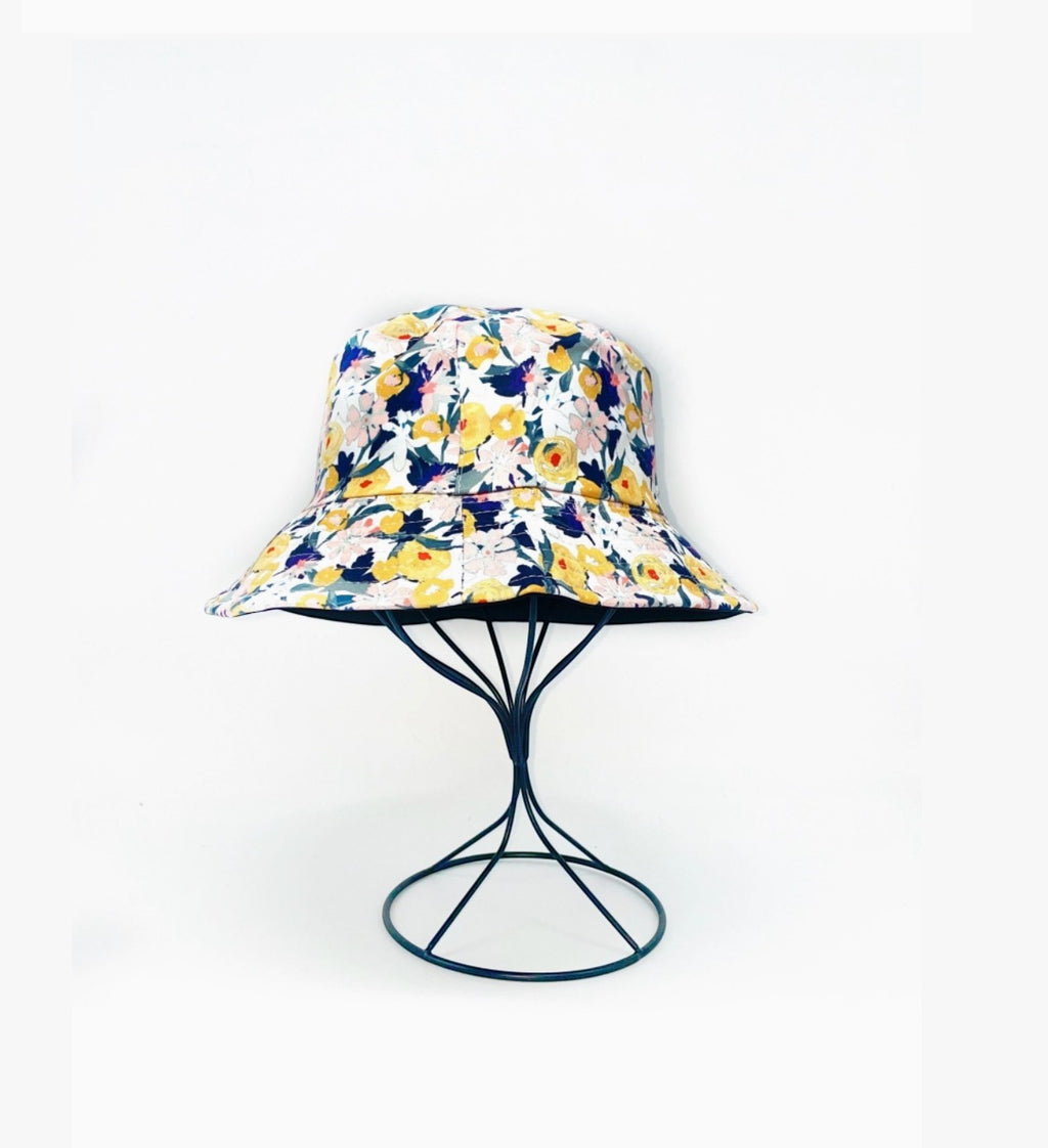 Bob Réversible Imprimé Fleuri LINETA

Un bob printanier et féminin, conçu pour offrir deux looks en un grâce à son côté réversible. Son imprimé fleuri coloré apporte une touche de fraîcheur et de gaieté, parfait pour sublimer vos tenues estivales avec légèreté et style