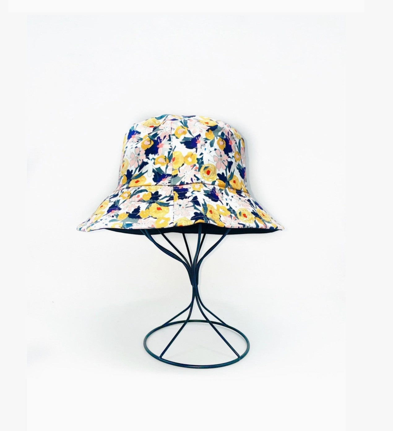 Bob Réversible Imprimé Fleuri LINETA

Un bob printanier et féminin, conçu pour offrir deux looks en un grâce à son côté réversible. Son imprimé fleuri coloré apporte une touche de fraîcheur et de gaieté, parfait pour sublimer vos tenues estivales avec légèreté et style