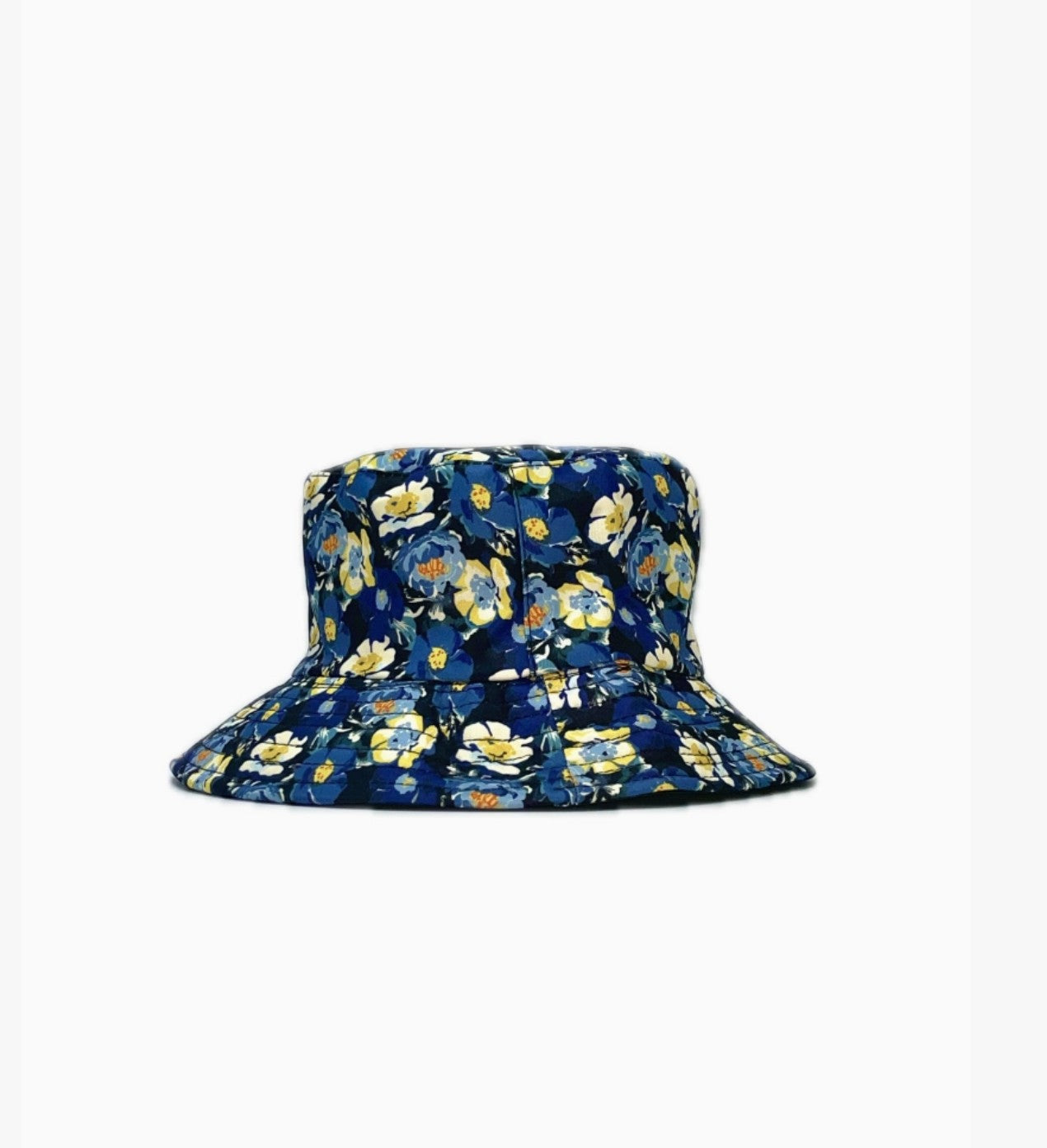 Bob Réversible Imprimé Fleuri LINETA

Un bob printanier et féminin, conçu pour offrir deux looks en un grâce à son côté réversible. Son imprimé fleuri coloré apporte une touche de fraîcheur et de gaieté, parfait pour sublimer vos tenues estivales avec légèreté et style