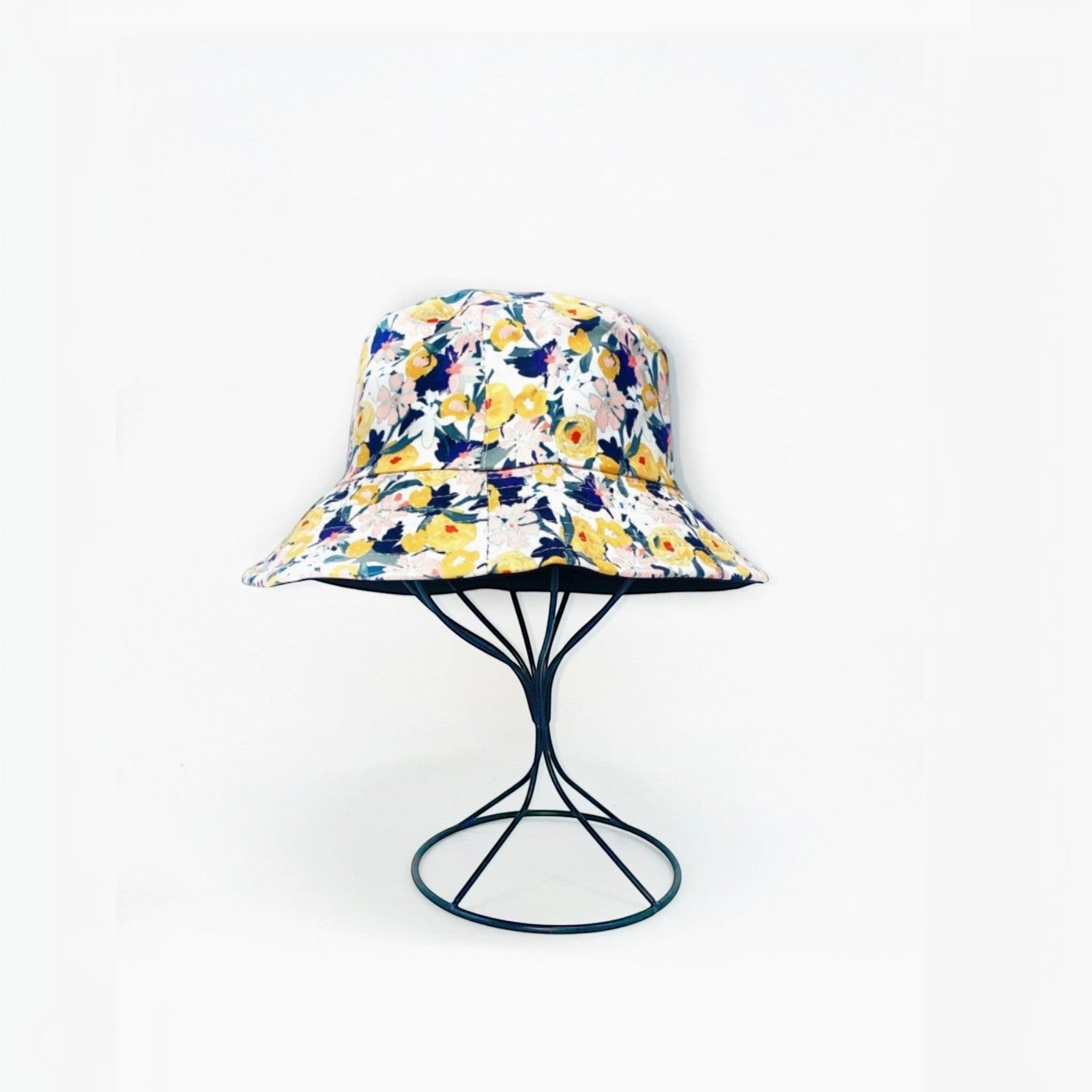 Bob Réversible Imprimé Fleuri LINETA

Un bob printanier et féminin, conçu pour offrir deux looks en un grâce à son côté réversible. Son imprimé fleuri coloré apporte une touche de fraîcheur et de gaieté, parfait pour sublimer vos tenues estivales avec légèreté et style