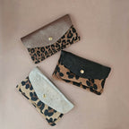 Pochette cuir vachette double poches léopard — ROYAL MARAIS
