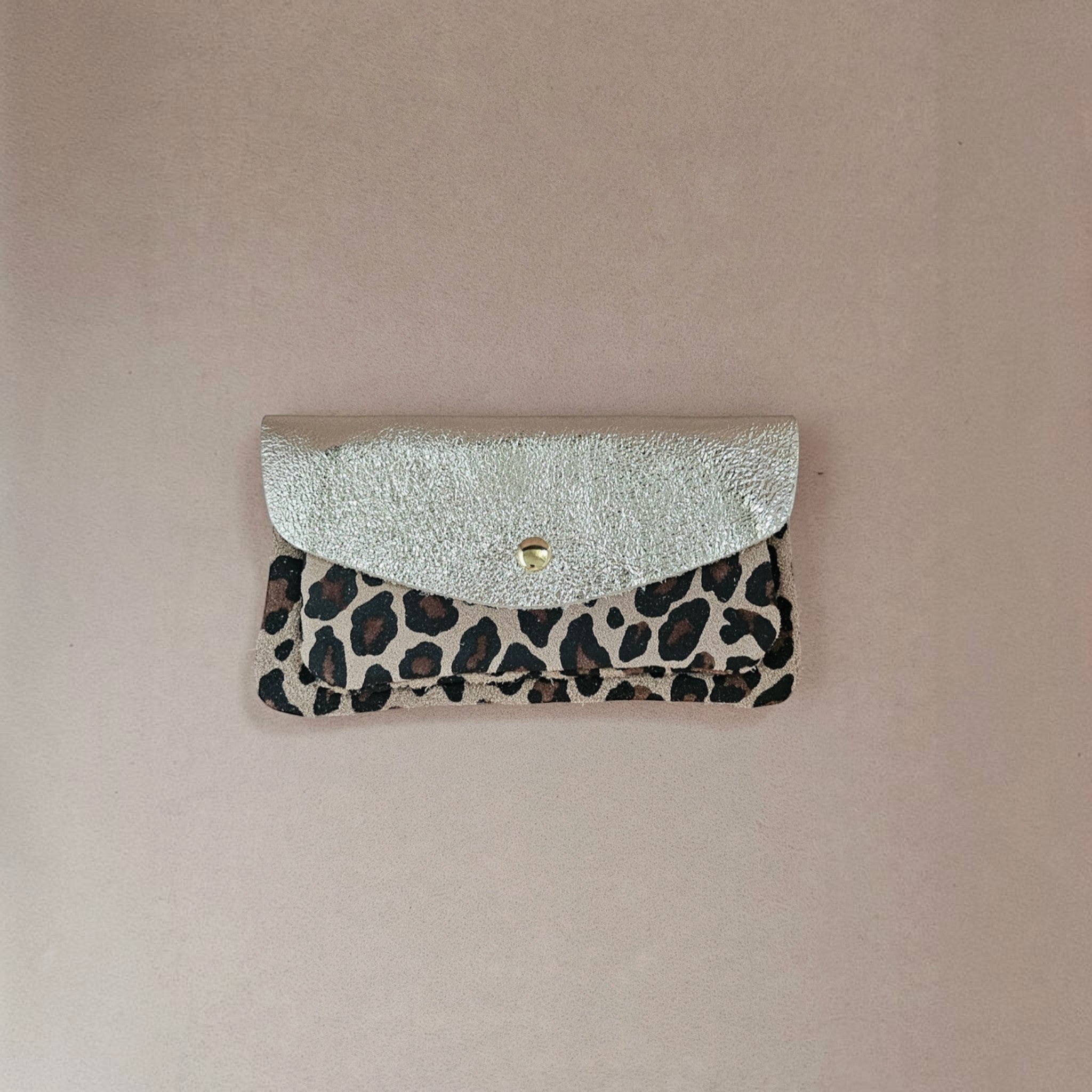 Pochette cuir vachette double poches léopard — ROYAL MARAIS
