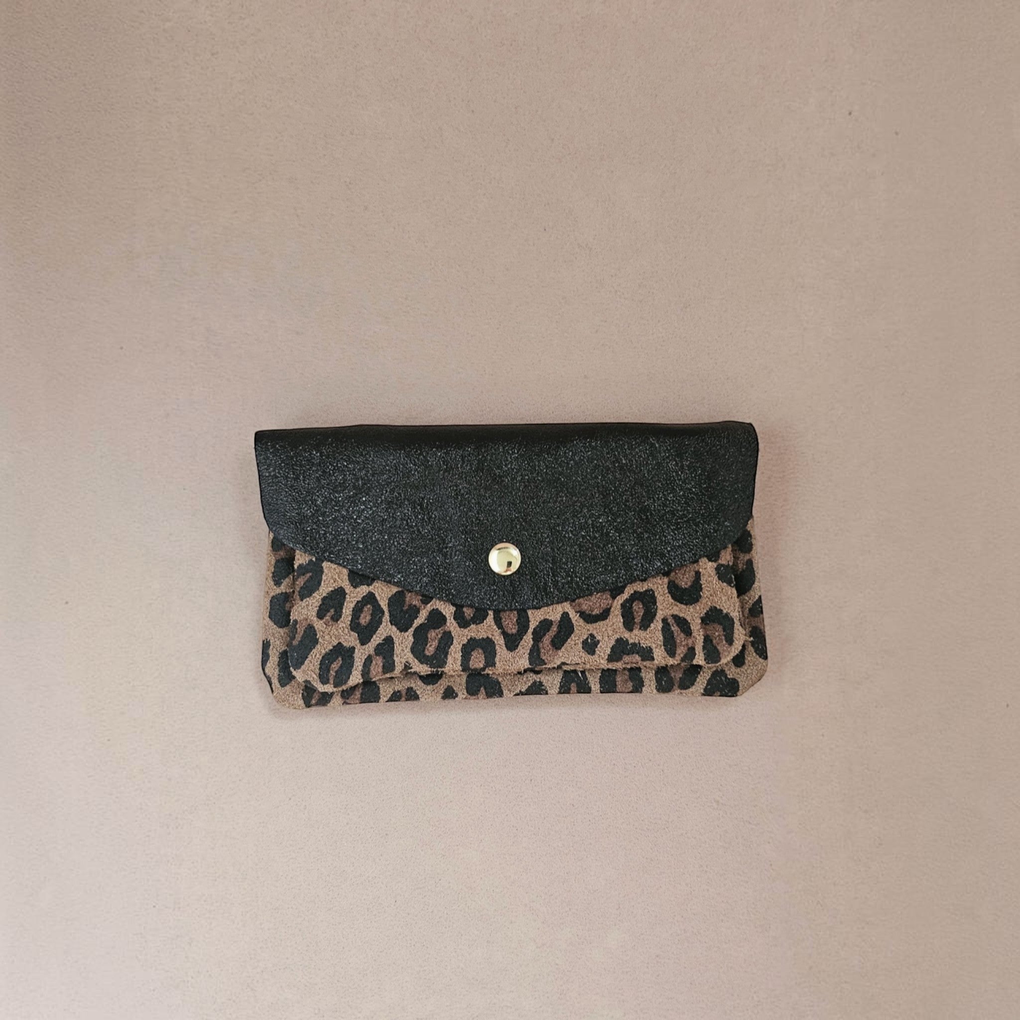 Pochette cuir vachette double poches léopard — ROYAL MARAIS
