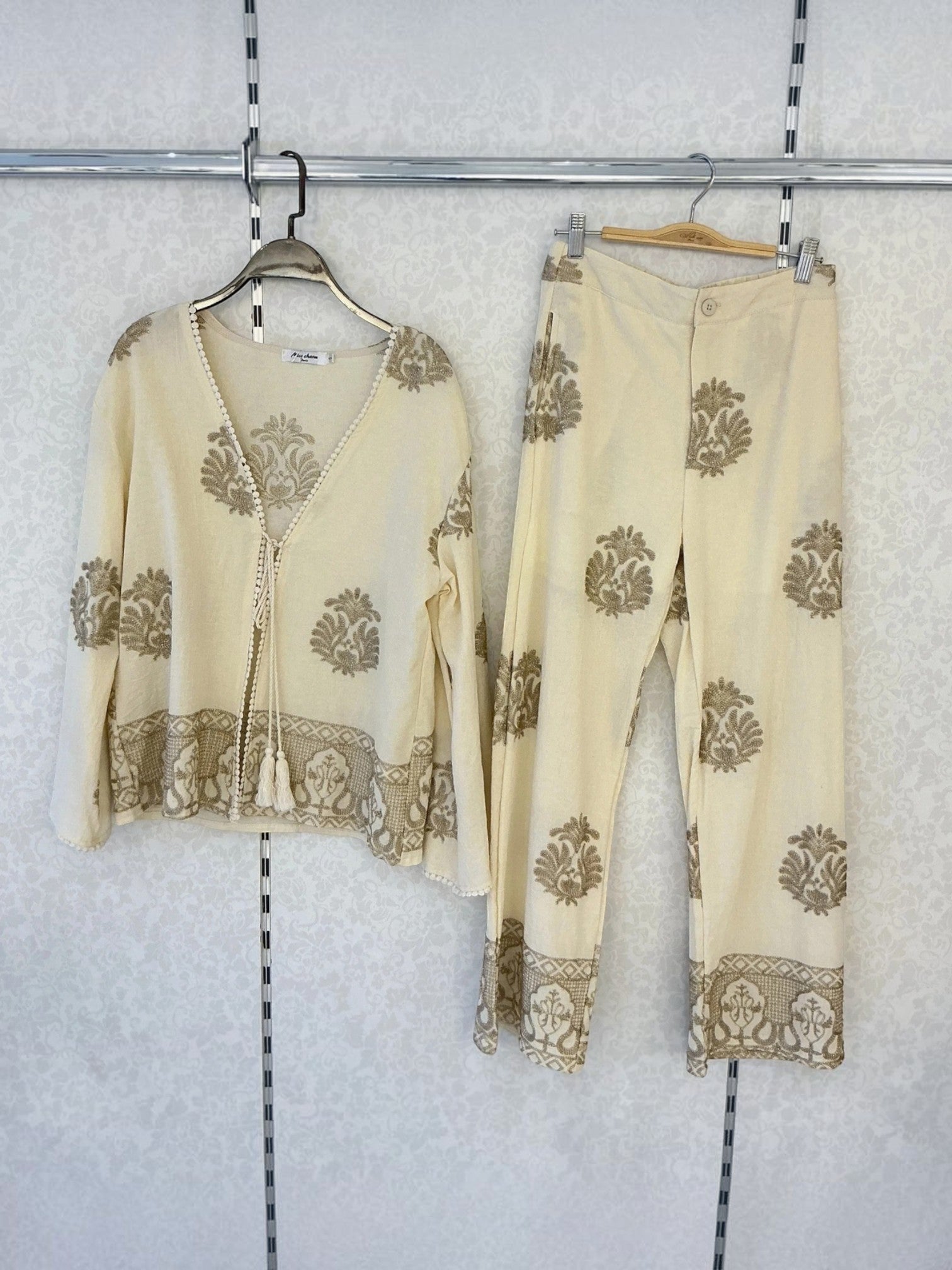 Ensemble Bohème Chic Brodé Beige Gilet Noué et Pantalon Fluide MISS CHARM