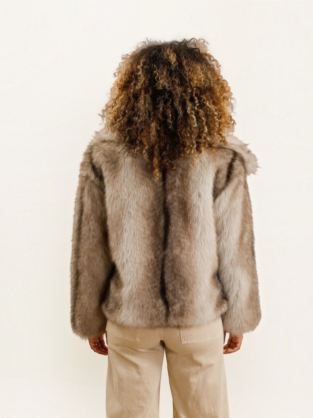 Vue arrière du manteau oversize en fausse fourrure BROCK DIX-ONZE, texture douce et coupe mi-cuisse élégante