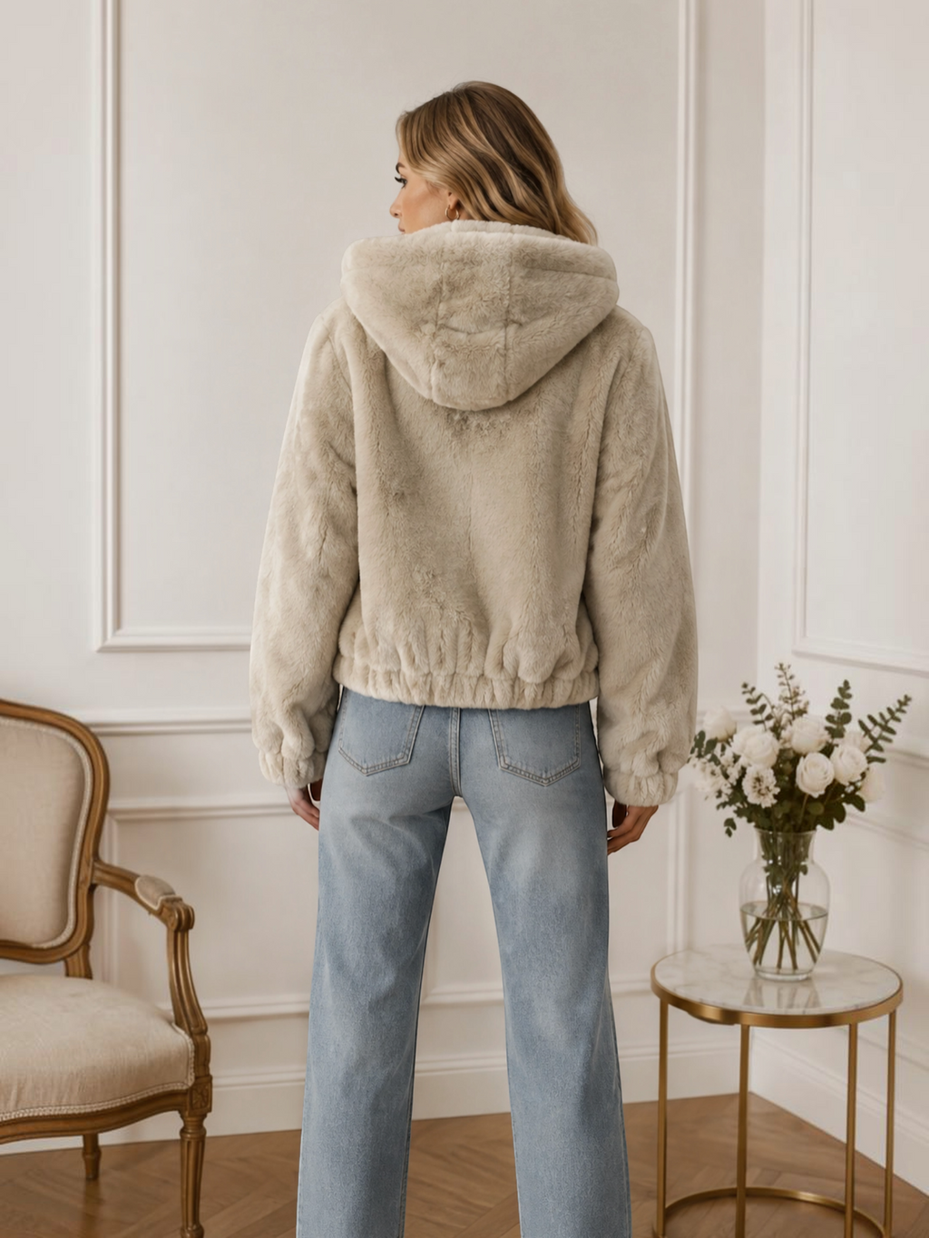 Vue arrière d'une femme portant une veste courte en fausse fourrure beige à capuche de la marque BROCK