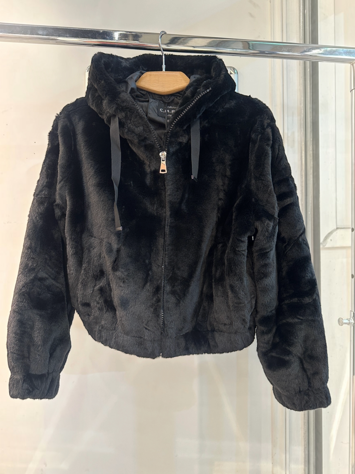 Veste courte zippée BROCK en fausse fourrure noire avec capuche à cordons et finitions resserrées