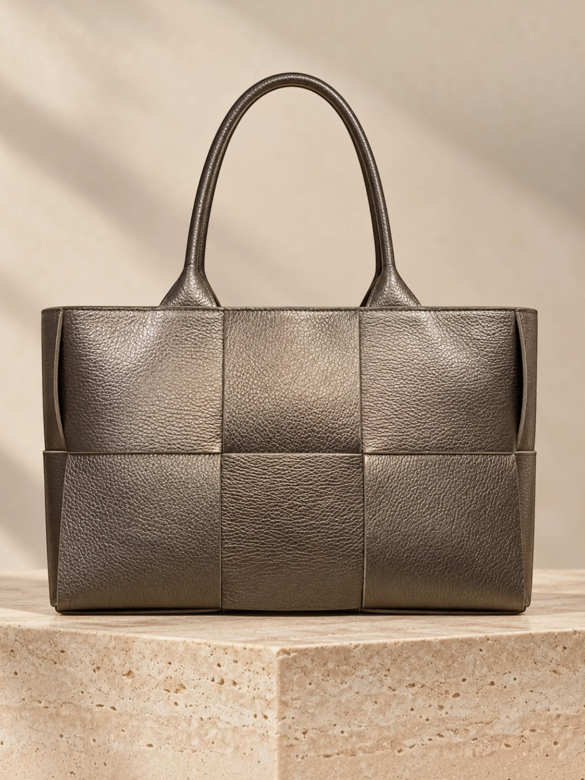 Sac cabas BROCK BELLA CLASSICA en cuir Dollaro gris métallisé avec motif tressé sur socle en pierre