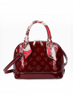 Sac à main verni bordeaux BROCK GALLANTRY avec motifs en relief, finitions dorées et foulard imprimé sur la poignée