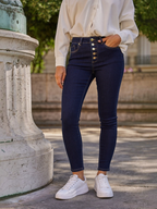 Jean slim taille haute BROCK R.DISPLAY en denim brut bleu foncé avec boutonnage apparent, porté avec des baskets