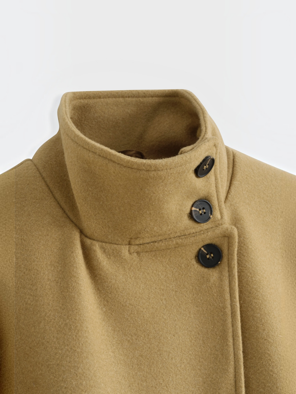 Gros plan sur le col montant et le boutonnage croisé de la cape beige BROCK COPPEROSE en drap de laine