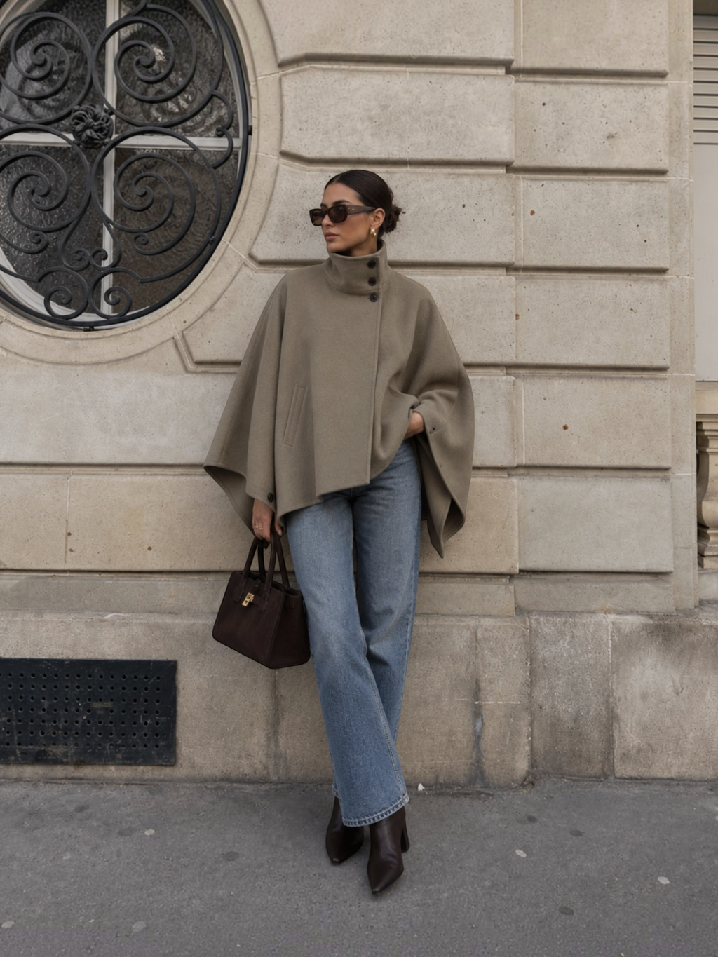 Femme portant une cape BROCK COPPEROSE beige à col montant et boutonnage croisé avec un jean et des bottines