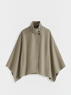 Cape BROCK COPPEROSE beige à col montant, boutonnage croisé et poches passepoilées en drap de laine