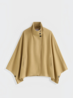 Cape BROCK COPPEROSE beige à col montant, boutonnage croisé et tissu aspect drap de laine élégant.