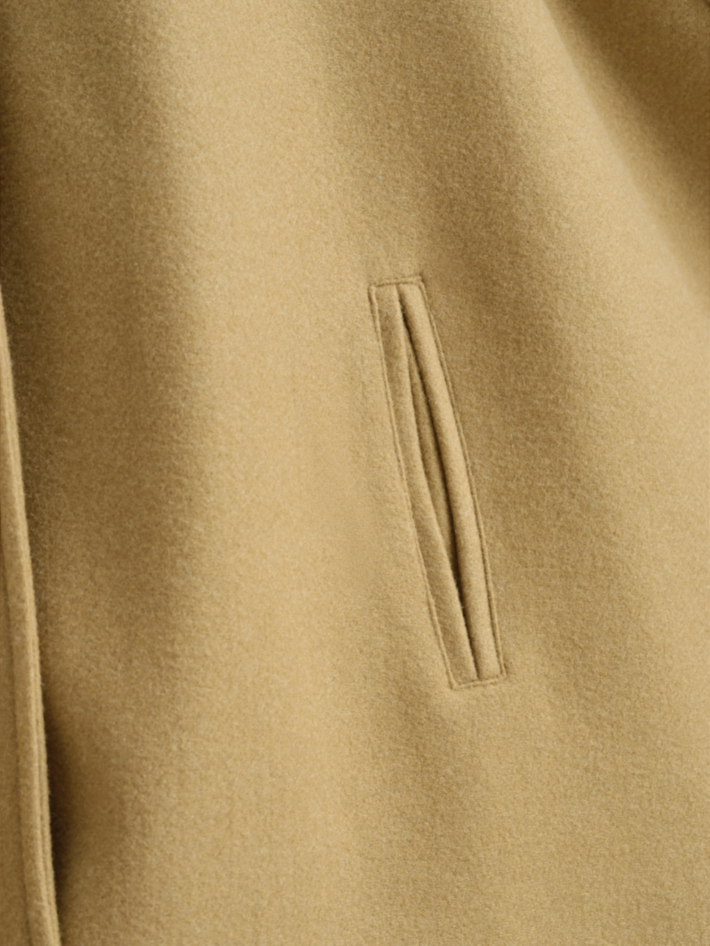 Gros plan sur la poche passepoilée de la cape beige en drap de laine BROCK COPPEROSE