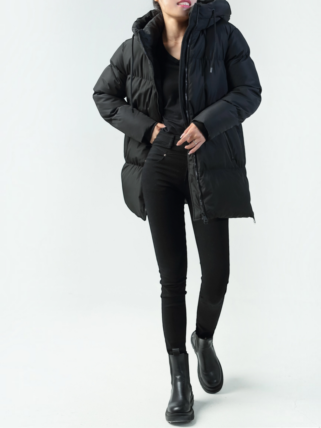Doudoune mi-longue matelassée noire BROCK portée avec un jean et des bottines pour un look hivernal moderne