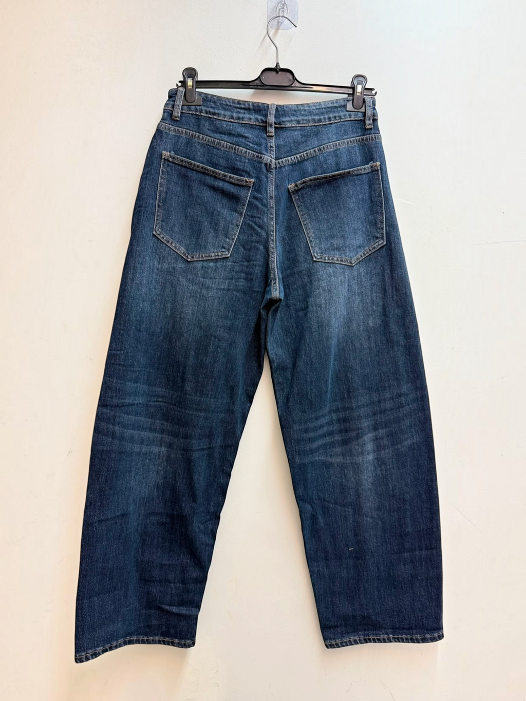 Vue arrière du jean large BROCK JOY'S FARFALLA en denim bleu délavé avec poches plaquées et passants de ceinture