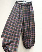 Pantalon ample à carreaux BROCK avec taille élastiquée froncée et bas de jambes resserrés, style décontracté.