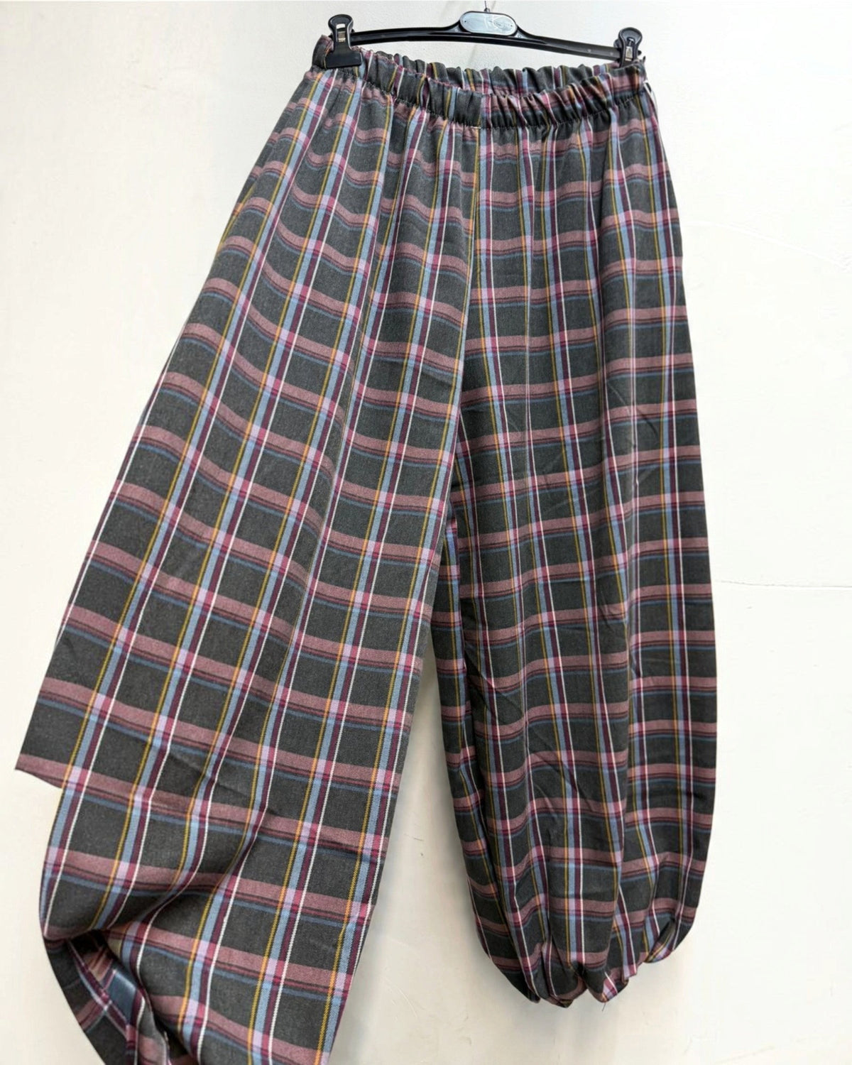 Pantalon ample à carreaux BROCK avec taille élastiquée froncée et bas de jambes resserrés, style décontracté.