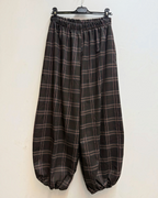 Pantalon ample à carreaux BROCK avec taille élastiquée froncée et bas de jambes resserrés, style décontracté.