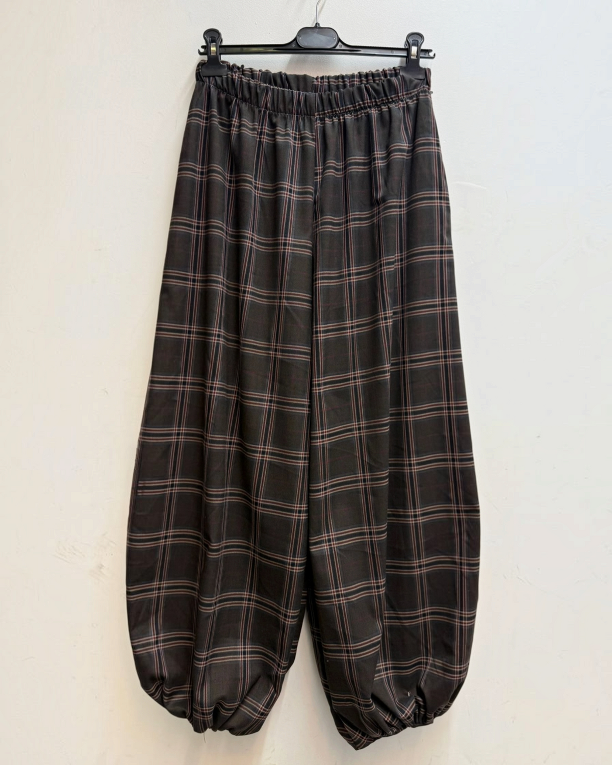 Pantalon ample à carreaux BROCK avec taille élastiquée froncée et bas de jambes resserrés, style décontracté.