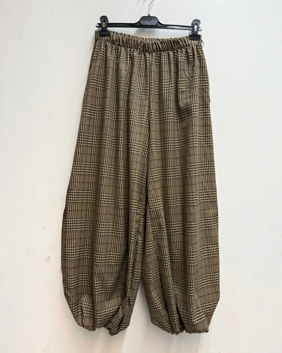 Pantalon ample à carreaux BROCK avec taille élastiquée froncée et bas de jambes resserrés, style décontracté.