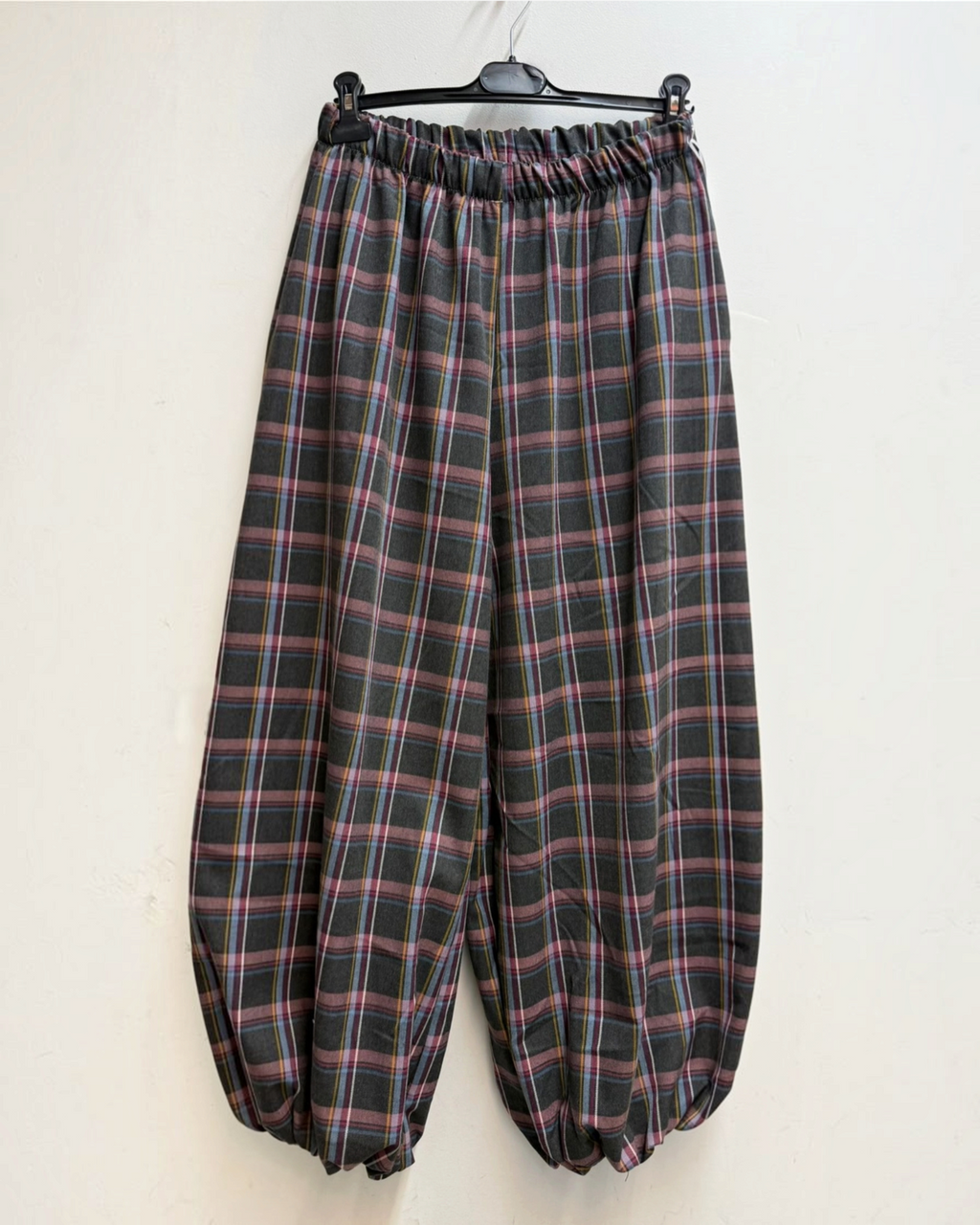 Pantalon ample à carreaux BROCK avec taille élastiquée froncée et bas de jambes resserrés, style décontracté.