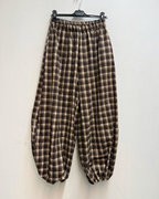Pantalon ample à carreaux marron et beige BROCK avec taille élastiquée et bas de jambes resserrés.