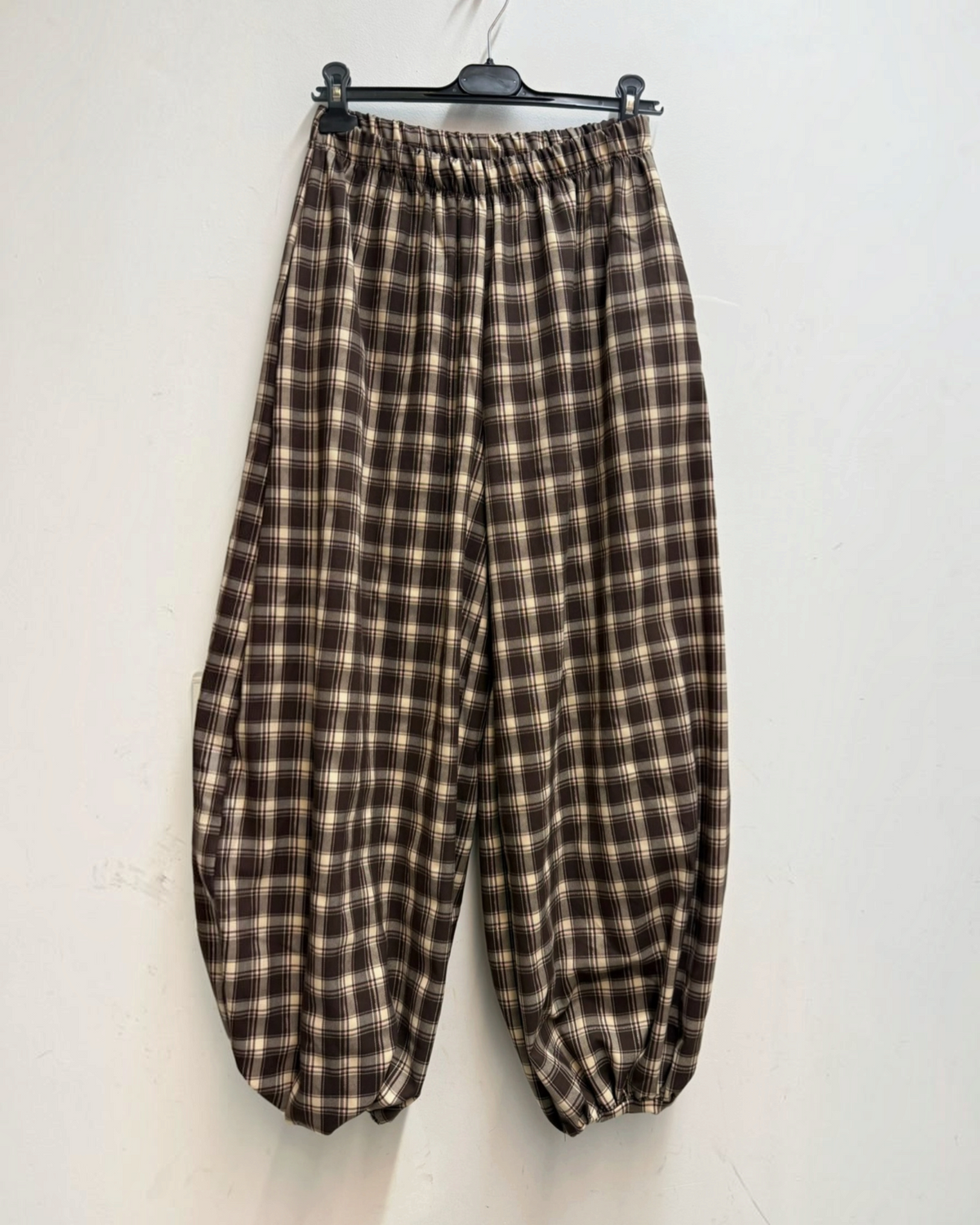 Pantalon ample à carreaux marron et beige BROCK avec taille élastiquée et bas de jambes resserrés.