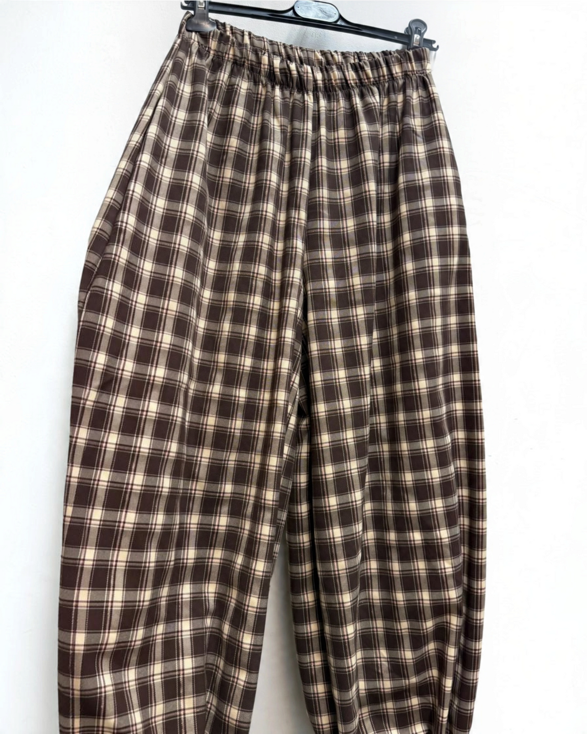 Pantalon BROCK ample à carreaux marron et beige avec taille élastiquée froncée, coupe décontractée longueur cheville.