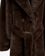 Manteau long en fausse fourrure marron BROCK avec ceinture à nouer et grand col à revers