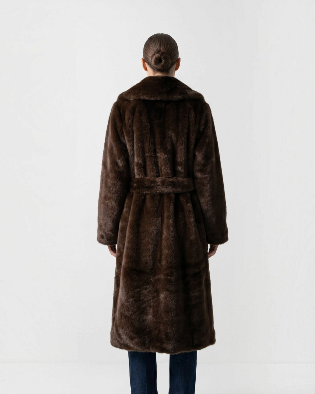 Vue arrière d'un manteau long en fausse fourrure marron BROCK avec ceinture à nouer et col à revers