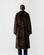 Vue arrière d'un manteau long en fausse fourrure marron BROCK avec ceinture à nouer et col à revers