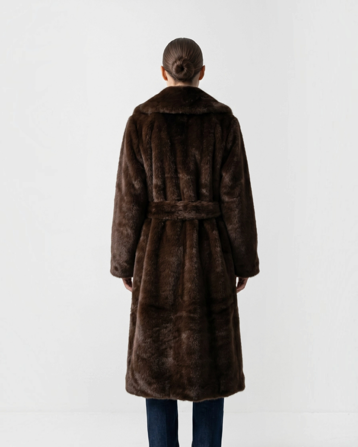 Vue arrière d'un manteau long en fausse fourrure marron BROCK avec ceinture à nouer et col à revers