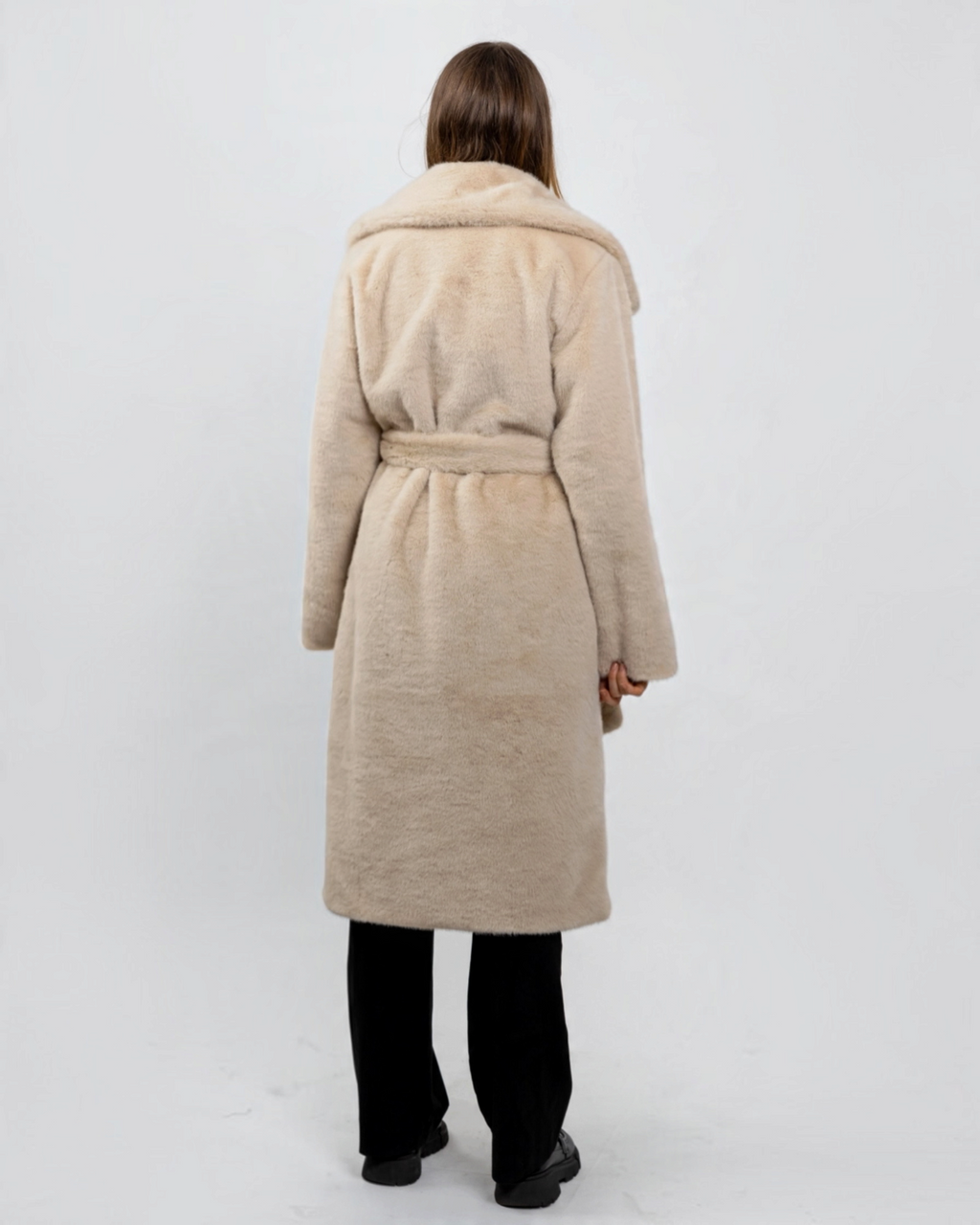 Vue arrière du manteau long en fausse fourrure beige BROCK avec ceinture à nouer et col à revers.