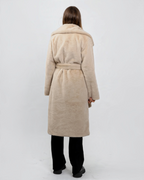 Vue arrière du manteau long en fausse fourrure beige BROCK avec ceinture à nouer et col à revers.
