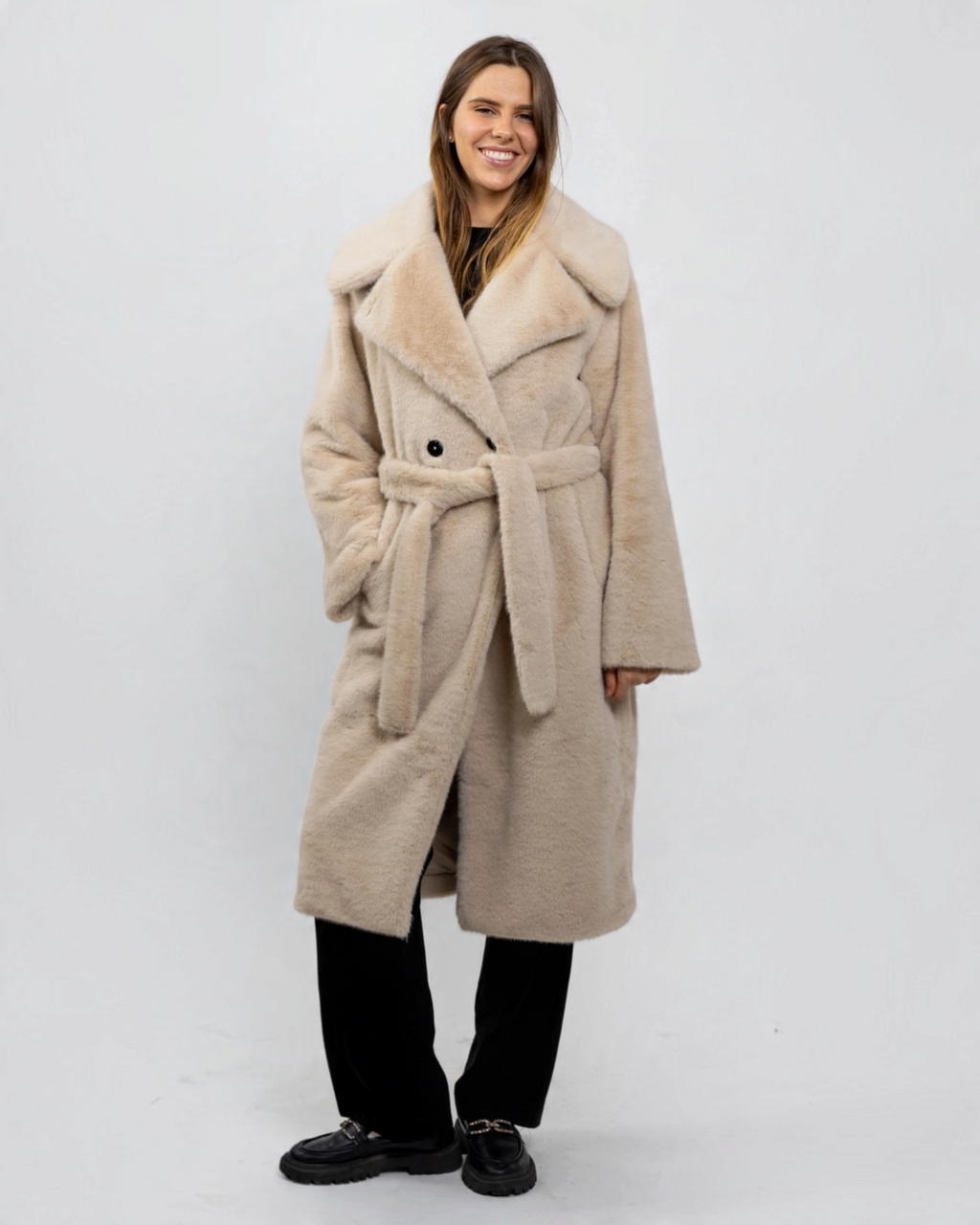 Manteau long en fausse fourrure beige BROCK avec ceinture à nouer, grand col à revers et poches avant