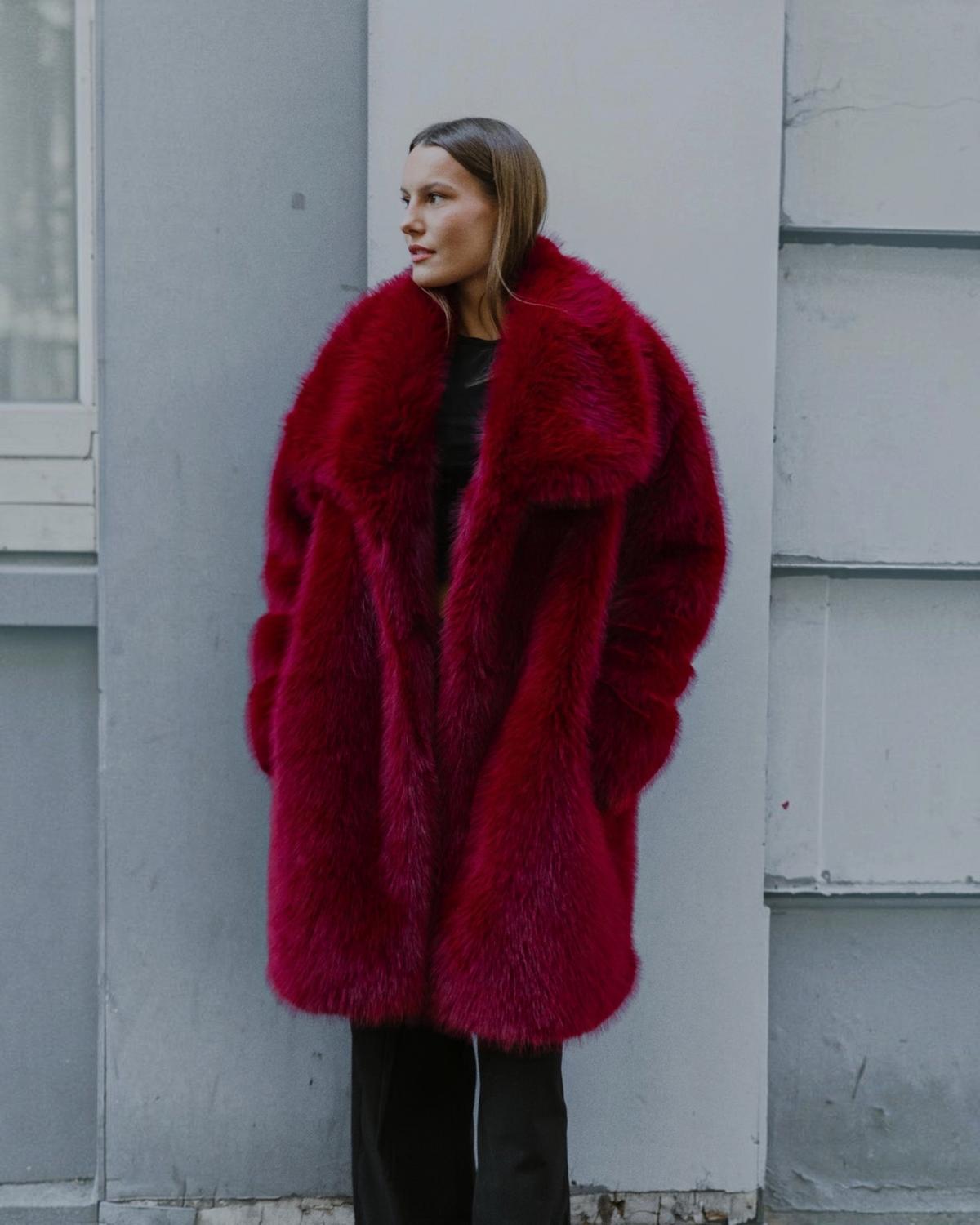 Manteau mi-long BROCK en fausse fourrure rouge effet renard avec grand col à revers et coupe généreuse