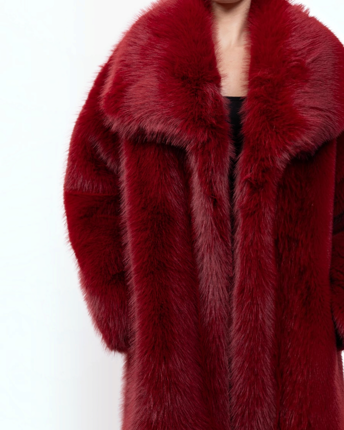 Manteau mi-long BROCK en fausse fourrure rouge effet renard avec grand col à revers et coupe généreuse