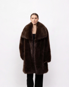 Manteau mi-long BROCK en fausse fourrure marron effet renard avec grand col à revers porté par une femme
